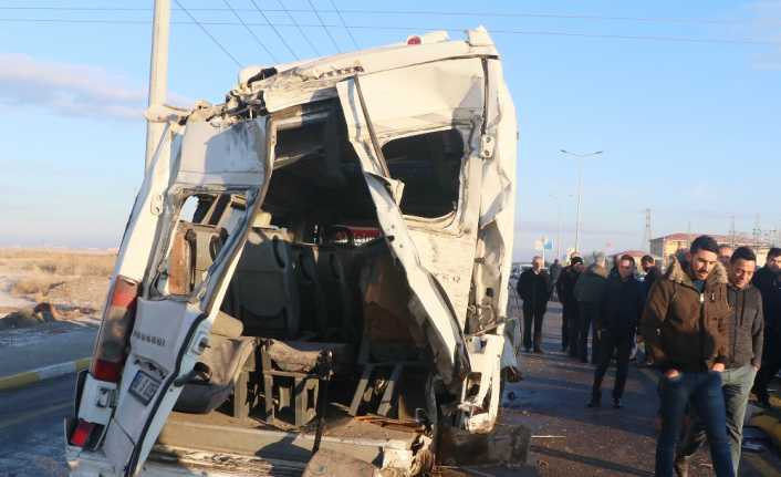 Aksaray’da servis minibüsü ile servis otobüsünün çarpışması sonucu 1’i ağır