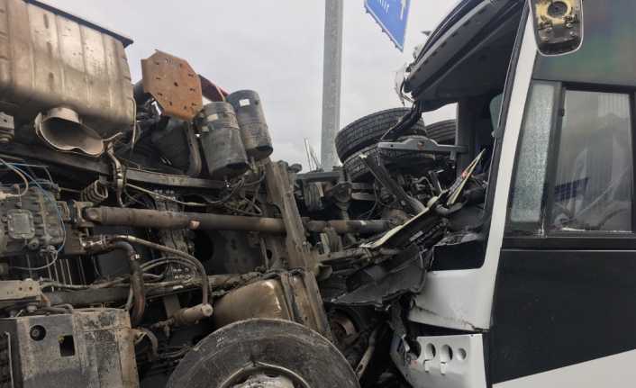 Manisa’nın Kırkağaç ilçesinde yolcu otobüsü ile vinç yüklü kamyonun çarpışması