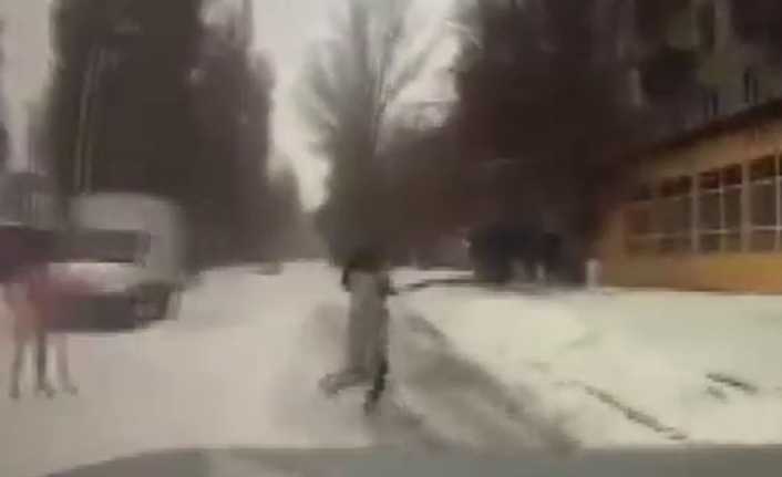 Rusya’da karlı yolda gaza basan sürücü, aracının direksiyon hakimiyetini kaybedince