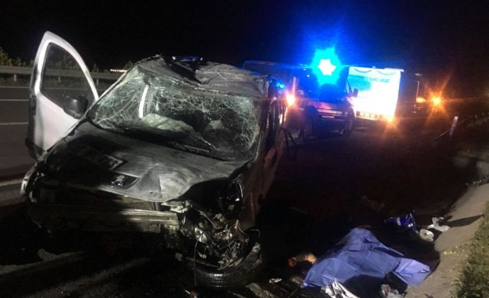 Gaziantep-Nizip yolunun 25. kilometresinde direksiyon hakimiyetini kaybeden otomobil bariyerlere çarptı.