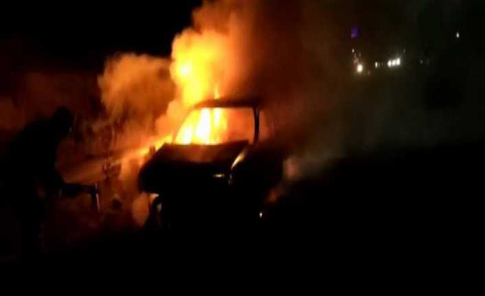 Adıyaman’da seyir halinde alev alan otomobil bomba gibi patladı. 