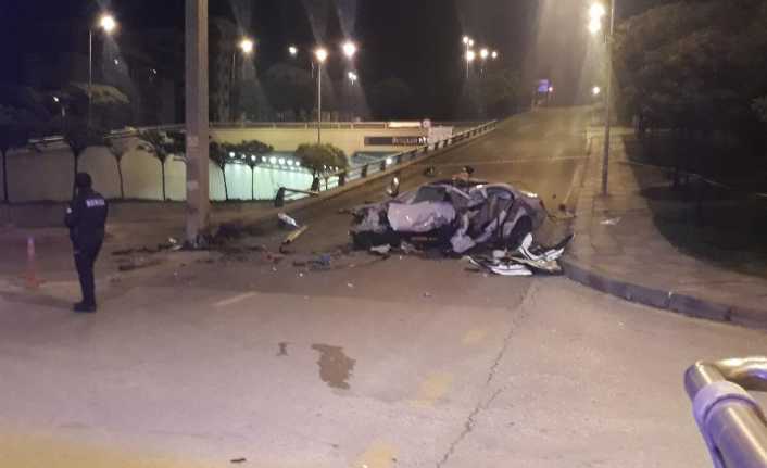 Ankara’da kontrolden çıkan otomobilin alt geçidin ayağında bulunan levhanın direğine