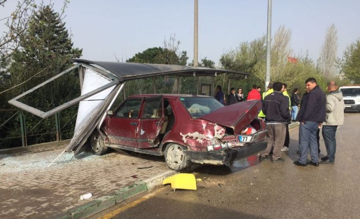 Bursa’da minibüsün arkadan çarptığı otomobil, otobüs durağına daldı. Kazada şans