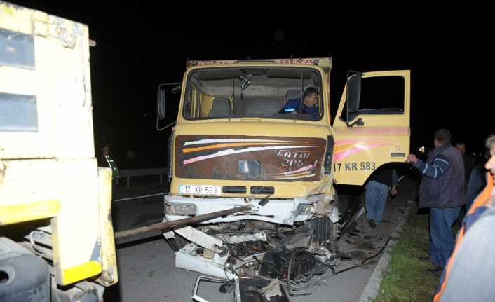 Çanakkale’nin Biga ilçesinde otomobille karşı şeritten gelen hafriyat kamyonunun çarpışması