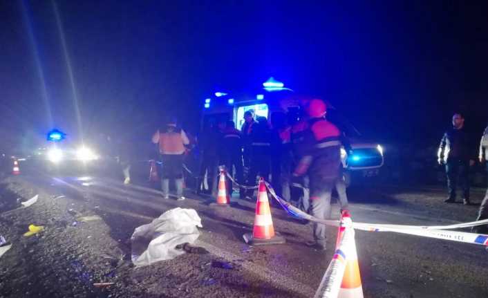 Samsun’un Vezirköprü ilçesinde otomobil ile tırın çarpıştığı kazada 2 kişi