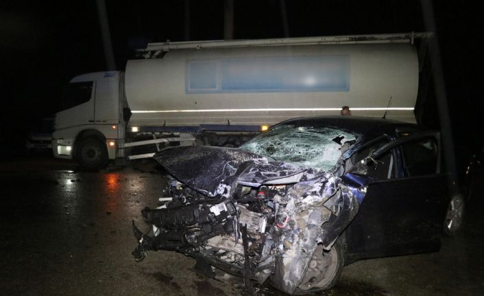 Bolu’da, bir otomobilin yan yola giren kamyona çarpması sonucu, otomobilde