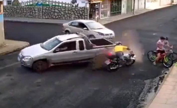 Brezilya’da meydana gelen trafik kazasında, otomobil kamyonete çarptı, kamyonet de
