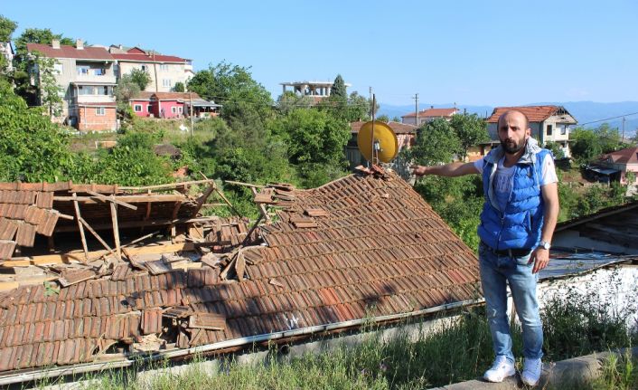 Kocaeli’nin Derince ilçesinde kontrolden çıkan otomobil önce yol kenarında bulunan