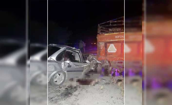 Karaman’da otomobilin park halindeki traktör römorkuna arkadan çarpması sonucu 2