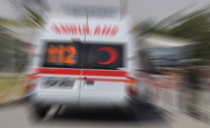 Afyonkarahisar’da şarampole yuvarlanan otomobildeki 2 kişi hayatını kaybederken, 3 kişi