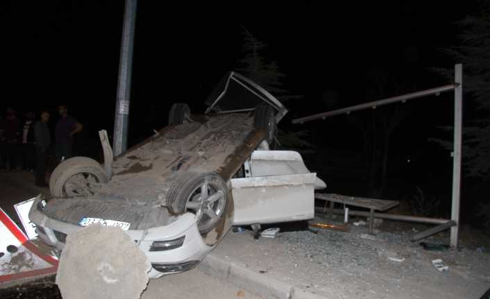 Isparta’da kontrolden çıkan lüks otomobil, takla atarak otobüs durağına daldı.