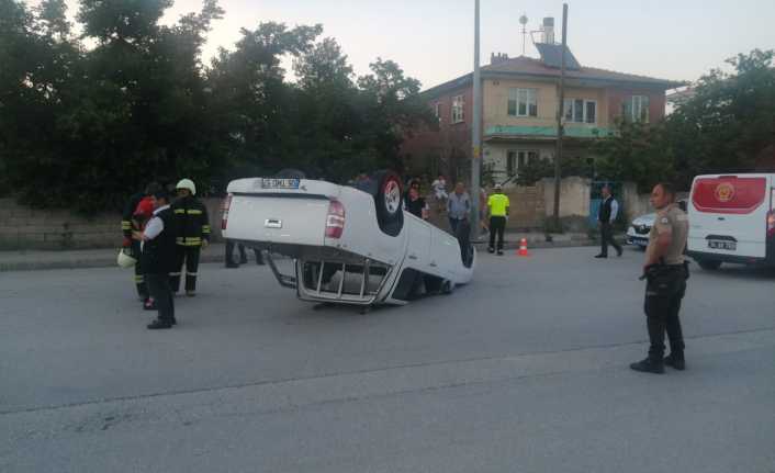 Erzincan'da park halindeki araca çarpan otomobil ters döndü. Kazada araç