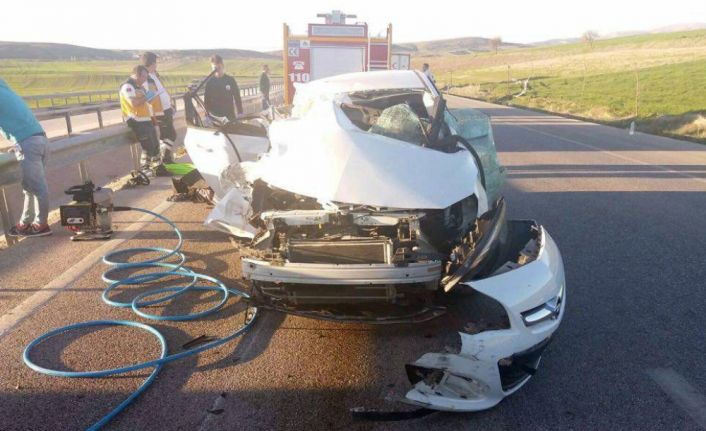 Afyonkarahisar’da tıra arkadan çarpan otomobilde bulunan karı-koca hayatını kaybederken, aynı