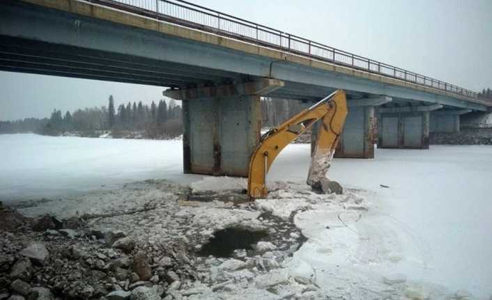 Rusya’nın Irkutsk kentinde arızalanan otomobil, buz kaplı nehre düştü. Otomobili