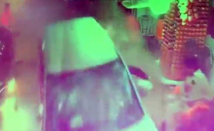 Pakistan’da kontrolden çıkan otomobil yayaların arasına daldı. Kazada 2 kişi