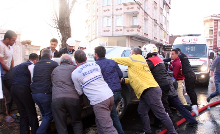 Gaziosmanpaşa Taksim Eğitim ve Araştırma Hastanesinde çıkan yangında ambulans ile