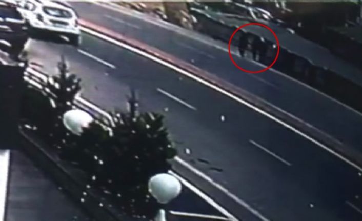 Kayseri’nin Talas ilçesinde meydana gelen kazada bir otomobil yol kenarında
