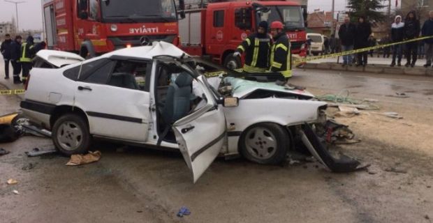 Karaman’ın Kazımkarabekir ilçesinde inşaat malzemesi yüklü kamyonet ile otomobilin çarpışması