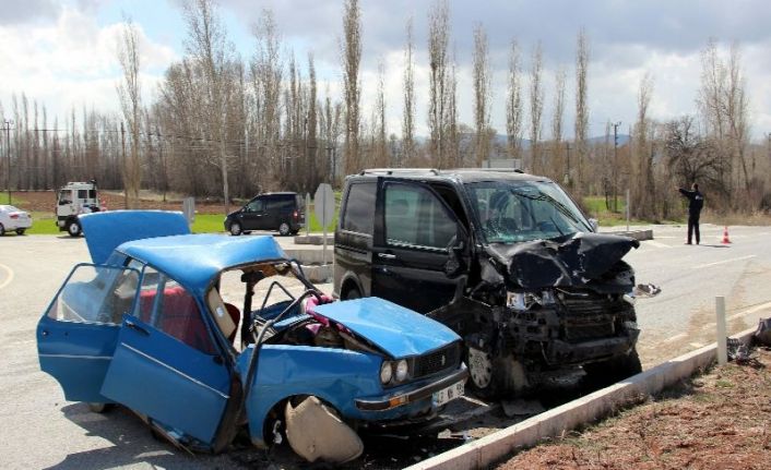 Otomobille minibüs çarpıştı: 2 ölü, 2 yaralı Kütahya’da otomobille minibüsün çarpışması sonucu anne ile 3 yaşındaki oğlu