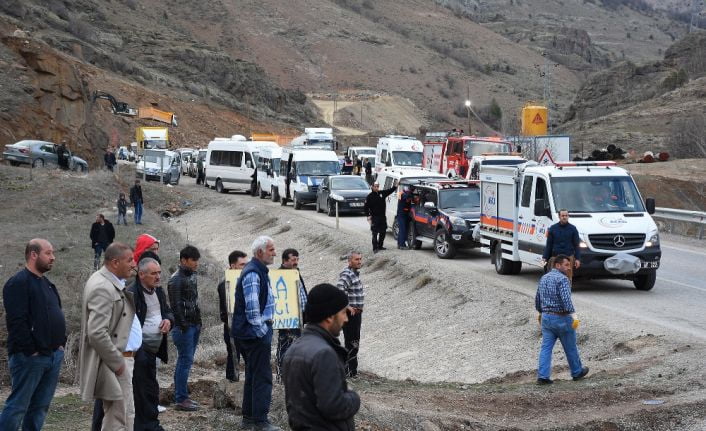 Gümüşhane-Kelkit karayolunda otomobille tırın çarpışması sonucu gerçekleşen feci kazada 3