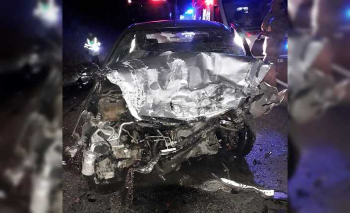 Kahramanmaraş’ın Göksun ilçesinde iki otomobilin kafa kafaya çarpışması sonucu 3