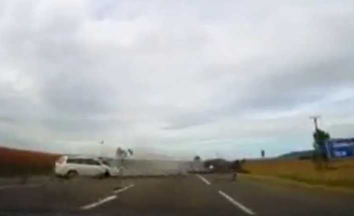 Romanya’da otoyolda iki otomobil kafa kafaya çapıştı. Feci kazada 4