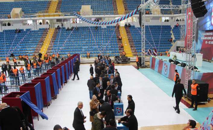 Trabzonspor Kulübünün 74. genel kurulunun ikinci gününde oy verme işlemine