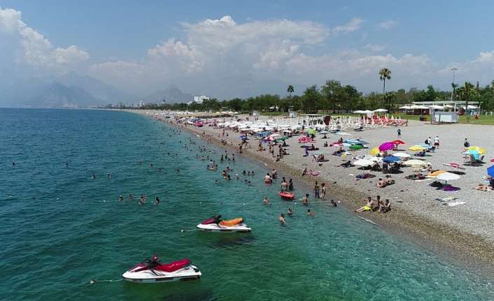 Antalya’da vatandaşlar oylarını kullandıktan sonra sahillere akın etti. 