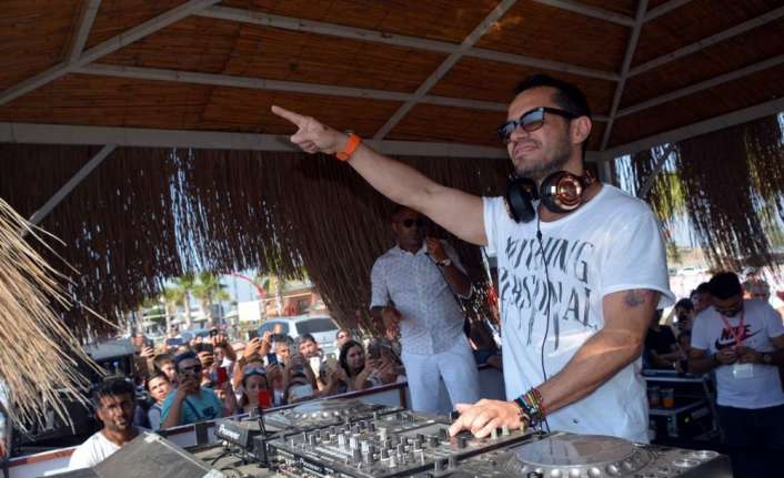 Türkiye’nin başarılı DJ ve aranjörleri arasında gösterilen Ozan Doğulu, İzmir’deki