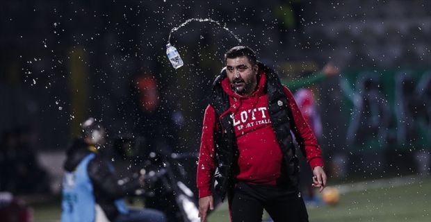 Spor Toto Süper Lig ekiplerinden Gençlerbirliği, teknik direktör Ümit Özat'ın