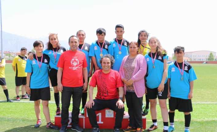 Erzincan Gençler Gücü Spor oyuncuları özel eğitim alan çocuklar ile