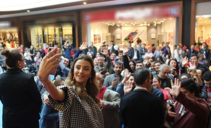 Manken, sunucu, sinema ve dizi oyuncusu Özge Ulusoy, bu sezon