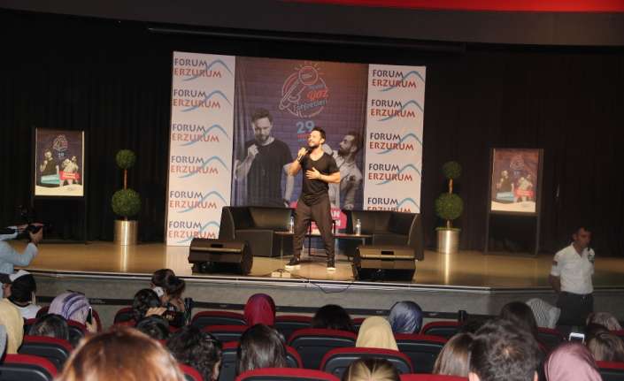 Forum Erzurum’da ünlü sanatçı Özgün’ün moderatörlüğünde gerçekleşen "Müzikli Yaz Sohbetleri"