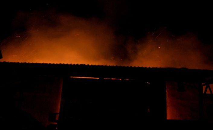 Bursa’nın Karacabey ilçesindeki palet fabrikası alev alev yandı. 