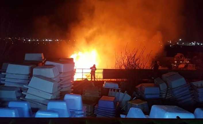 Kocaeli’nin Gebze ilçesinde çıkan yangında paket fabrikası kullanılamaz hale geldi.