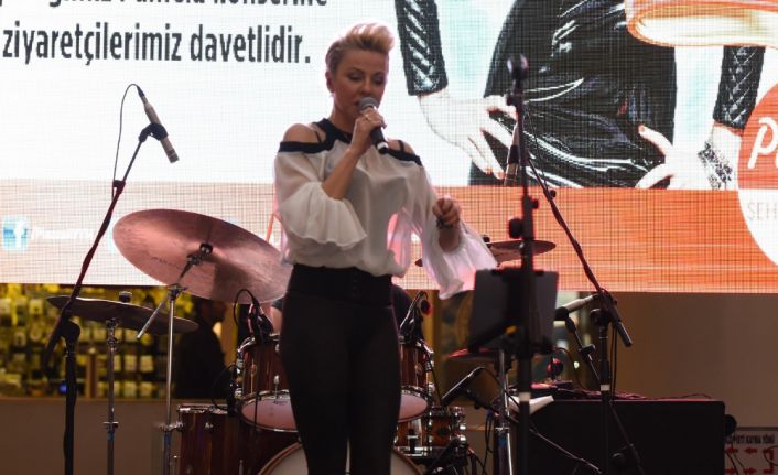 Ünlü sanatçı Pamela, Samsun’da bir AVM’de verdiği konserde hayranlarını coşturdu.