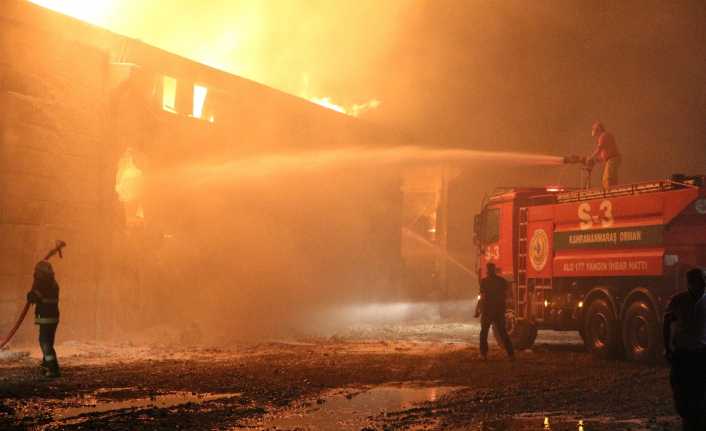 Kahramanmaraş’ta Terziler Sitesi’ndeki bir tekstil fabrikasının pamuk deposunda yangın çıktı.