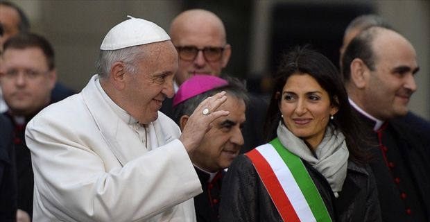 Şili'de temaslarda bulunan Papa Franciscus'un ziyaretinin ilk gününde üç kilisenin