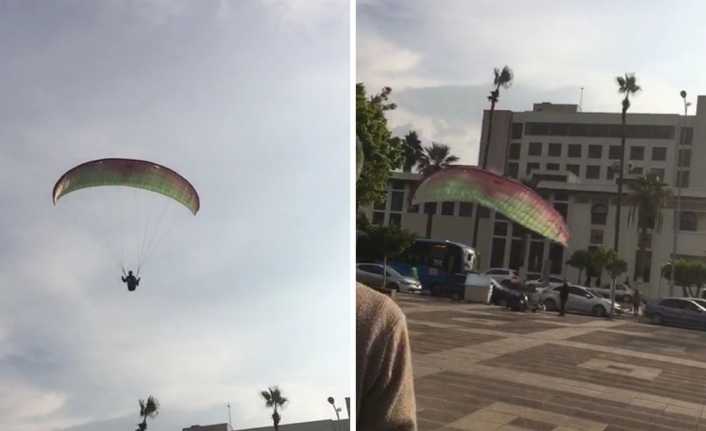 Hatay’ın İskenderun ilçesinde yamaç paraşütüyle atlayış yapan bir genç, inişe