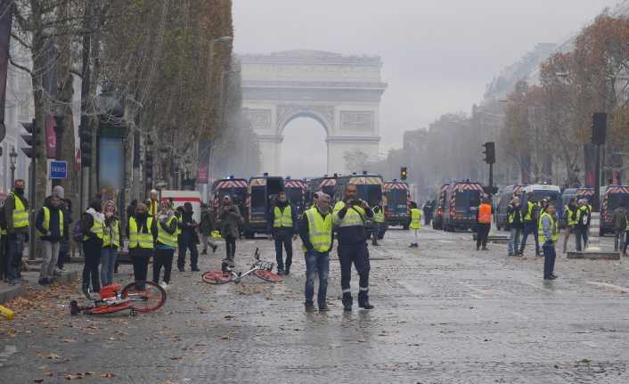 Fransa’nın başkenti Paris’te akaryakıta yapılan zammı protesto etmek için sarı