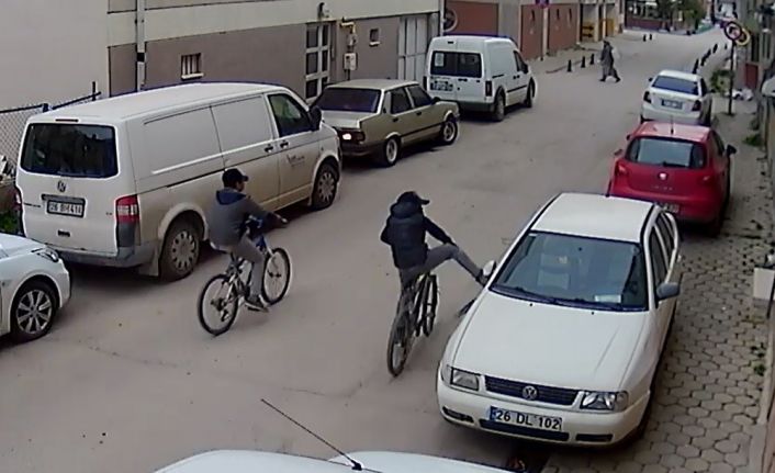 Eskişehir’de bisikletle seyir halindeyken, park halindeki araçların yan aynalarını tekmeleyerek