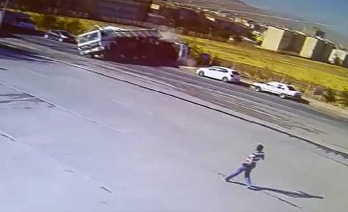 Elazığ’da beton kalıp yüklü bir kamyonun sürücüsü içinde olmadığı anda