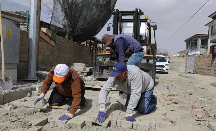 Erzincan Belediyesi şehir genelinde parke yol bakım ve onarım çalışmaları