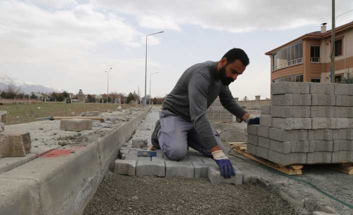 Erzincan Belediyesi şehir genelinde kilit parke taşı ile kaplanmış sokaklarda