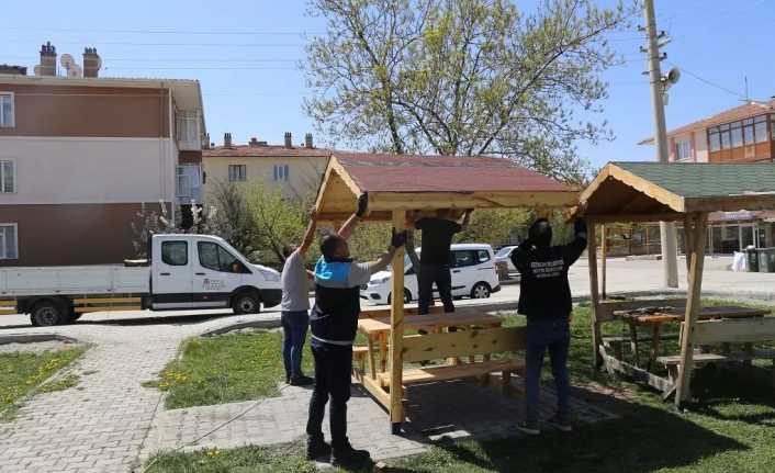 Parklarda yıpranan ve kırılan bank ve kamelyalar yenileri ile değiştiriliyor.