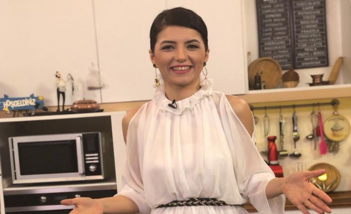 Uzman Diyetisyen Aslıhan Küçük, pürüzsüz bir cilt, parlak saçlar ve