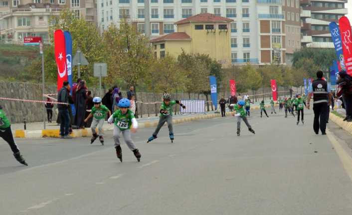 İstanbul Pendik’te “Cumhuriyet Kupası” etkinlikleri kapsamında paten yarışı düzenlendi. Yarışmacıların