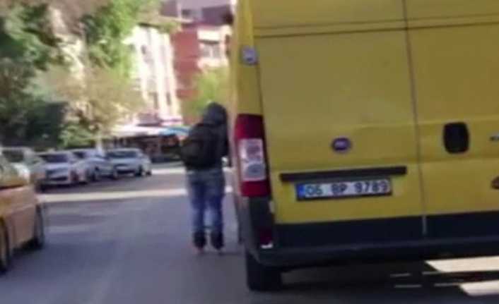 Ankara’da araç trafiğinin yoğun olduğu caddede kamyonete yandan tutunan patenci