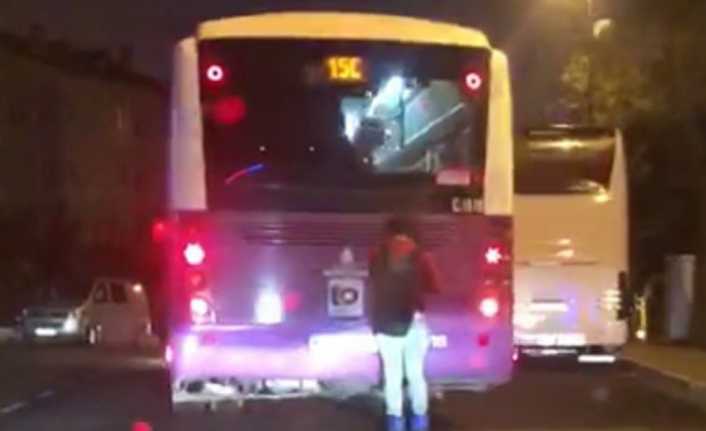 İstanbul Üsküdar’da patenli genç, işlek bir caddede belediye otobüsünün arkasına