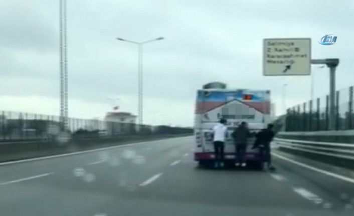 İstanbul’da patenli gençlerin tehlikeli yolculuklarına bir yenisi eklendi. Bir yolcu